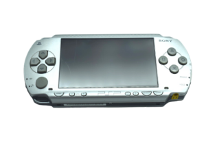 DSC_0436-removebg-preview Sony PlayStation Portable (PSP) 1000 Silver – Ezüst FAT alapgép + 4 GB kártya, ajándék játékok (használt)