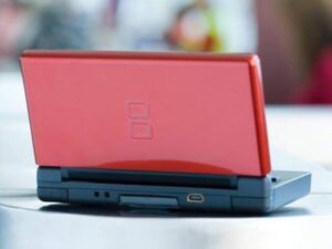 Nintendo DS Lite Crimson Red & Black – Kéttónusú fekete-bordó alapgép (használt)